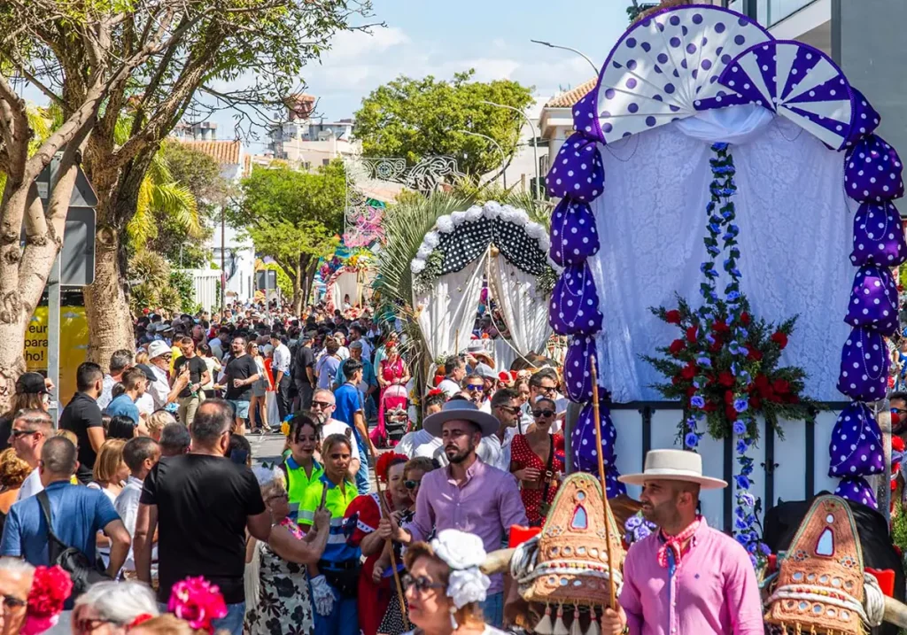 Unas 200.000 personas acuden a la romería de San Miguel en Torremolinos