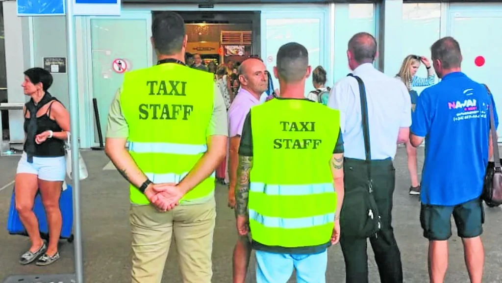 Los taxistas legales se unen para luchar contra los ‘piratas’ sin licencia que recogen pasajeros en el Aeropuerto de Málaga