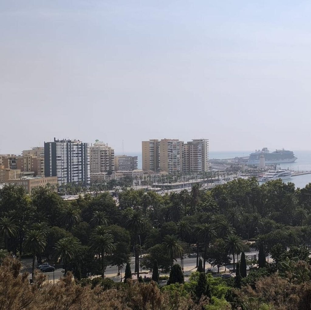 El humo de los devastadores incendios forestales en Portugal oscurece el cielo de Málaga y la Costa del Sol