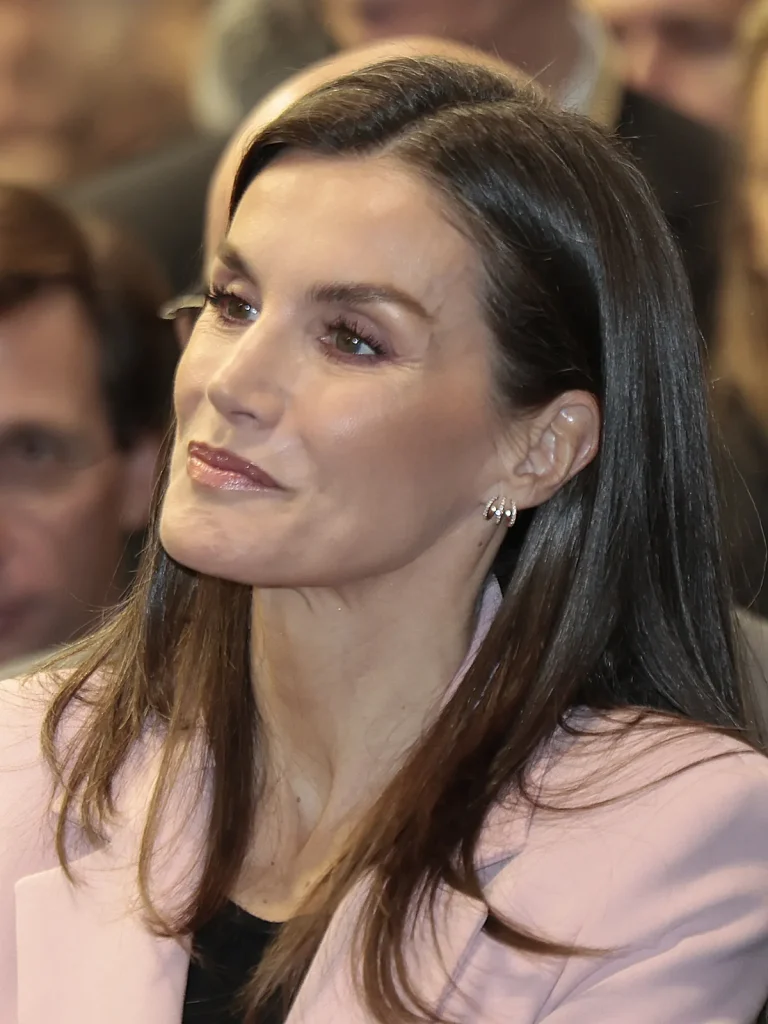 La reina Letizia estrena chaqueta rosa pastel de 18 euros de Zara y anticipa el color de la próxima temporada – el Mundo