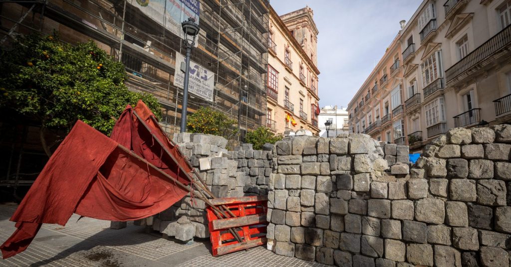 La Plaza Argüelles de Cádiz se prepara para acoger la serie ‘El joven Sherlock’ de Guy Ritchie