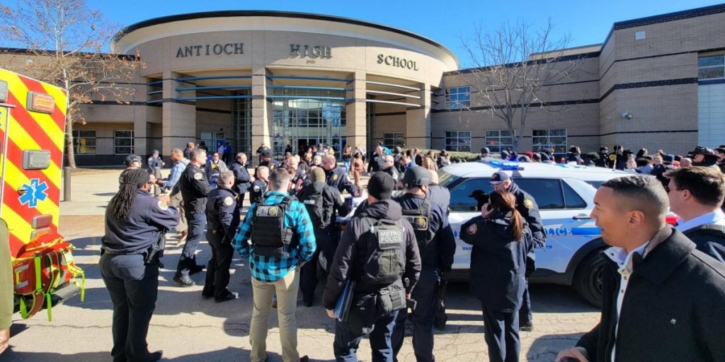 Tiroteo en escuela en Tennessee deja dos muertos y una pareja herida