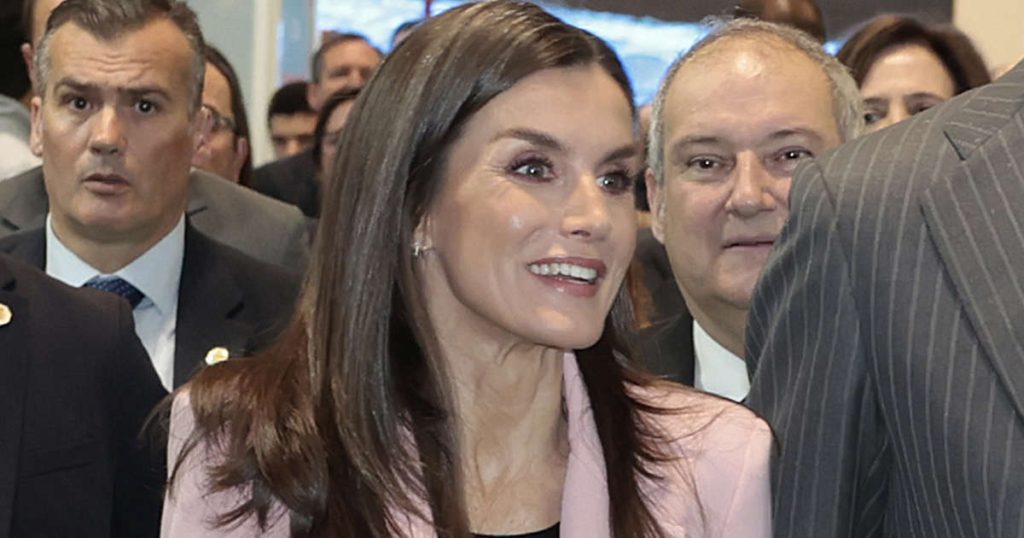 Así es la chaqueta de Zara (18€) que estrena la reina Letizia, en el color que luciremos en primavera