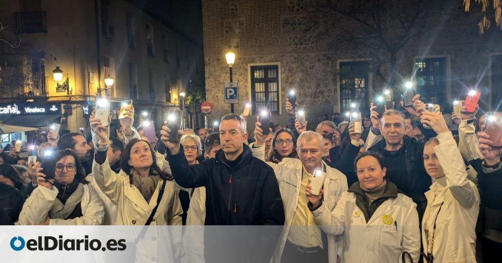 Gritos de «usurpador» y un centenar de médicos piden ante el Colegio de Madrid que se respete el voto electoral: «¡Sellés, okupa!»