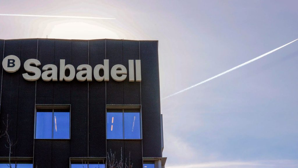 El consejo del Banco Sabadell aprueba el regreso a Cataluña siete años después