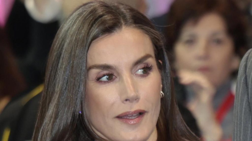 Letizia vende una americana de Zara por menos de 20 euros