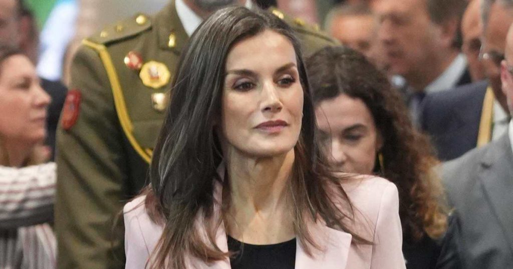 La reina Letizia mira hacia la primavera 2025 desde FITUR con la cazadora rosa de tendencia que ha combinado con unos skinny jeans