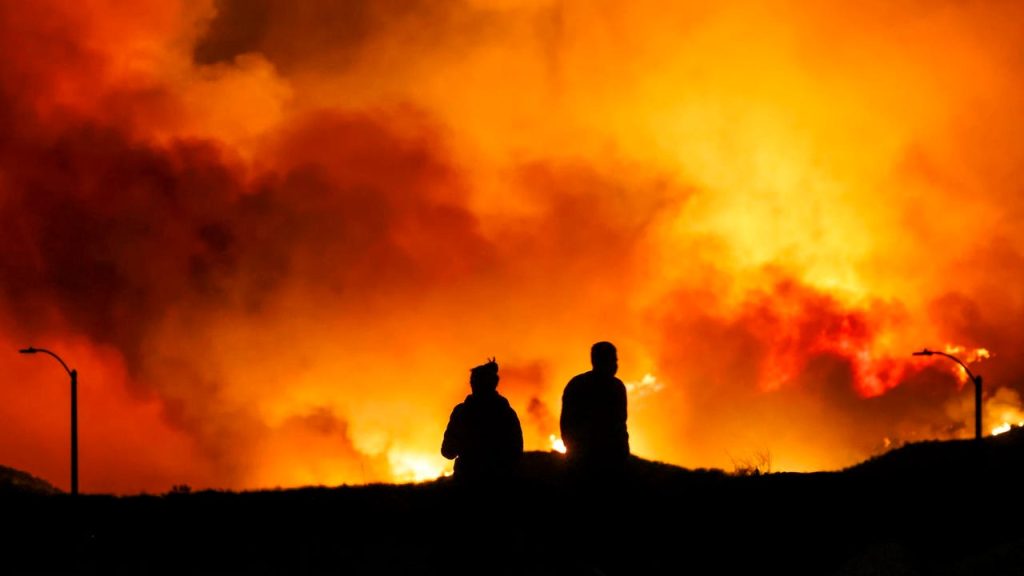 Un nuevo incendio amenaza a Los Ángeles días después de avances en los devastadores incendios en la región